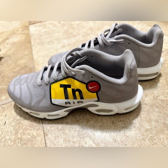 Nike Air Max Plus Big Logo Wolf Grey - Picture 1 of 5
